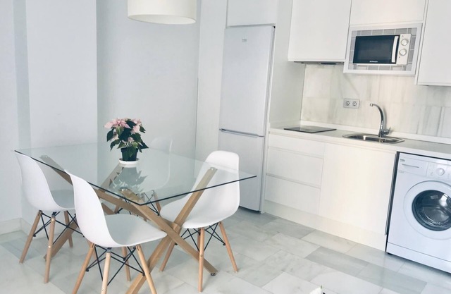 Spacious and modern Apartment with free parking in the heart of Granada 9