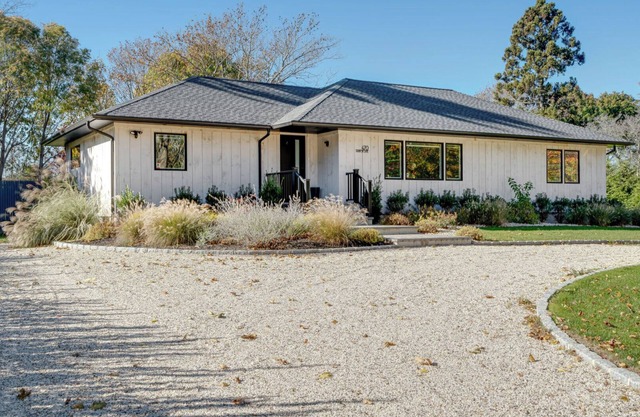 Spacious and Modern North Fork Home Close to Multiple Wineries, Perfect for.