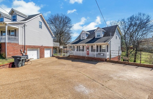 Spacious and Private Guest House w/a Large Porch!