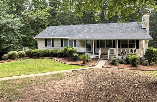 Spacious and quiet lakehouse with dock on Lake Hartwell