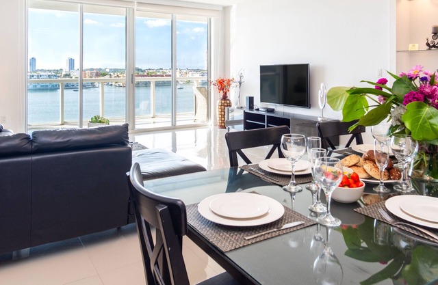 Spacious and cozy condo with amazing intracoastal views | WIFI + Parking