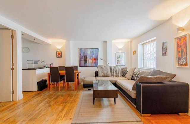 Spacious and Well-Connected 1BD near Oval Station