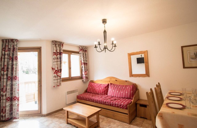 Spacious Apartment at the Foot of the Slopes with Balcony, Parking & WiFi