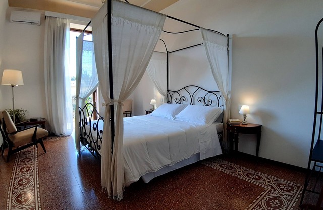 Spacious apartment in classic style 200 meters from the historical center