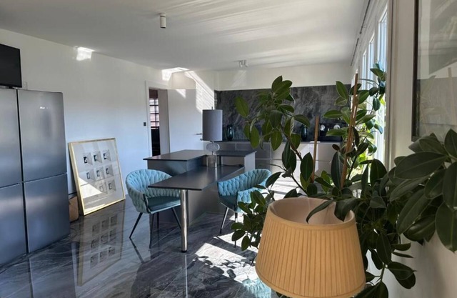Spacious apartment in the center of town, sleeps 6, 3 bedrooms, 3 bathrooms, superb view of the castle.
