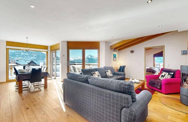 Spacious apartment near cable car