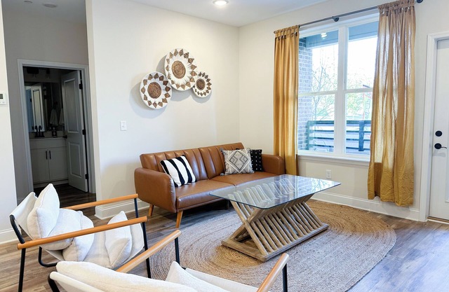 Spacious Apartment only 2 minutes to DT, Game Room