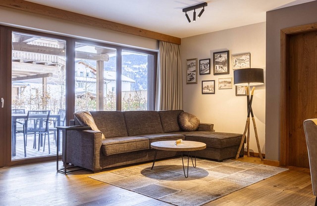 Spacious apartment with swimming pool