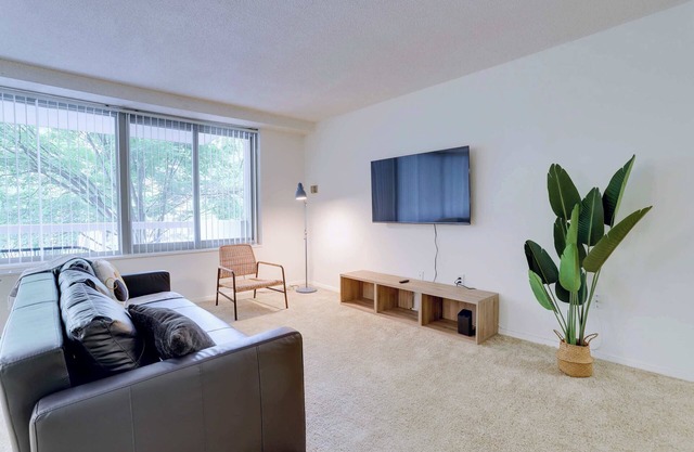 Spacious Apt in Prime Area W Pool Access