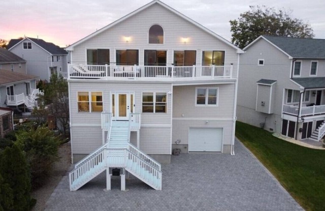 Spacious Beach House 2 blks to Ocean. Lake Views and Awesome Game Room!