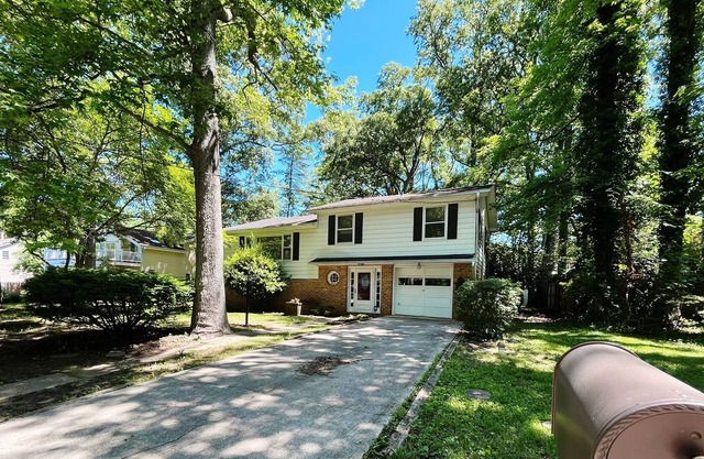 SPACIOUS BAY HOME CLOSE TO THE BEACH!!!!