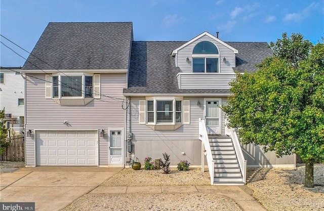 Spacious Beach House for Family Memories Only 3 min walk to beach!