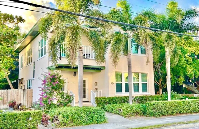 Spacious beautiful 2nd floor of historic home, walk/bike to downtown, Palm Beach