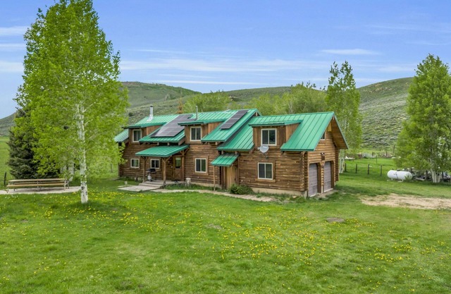 Spacious Beautiful Log Cabin Accessible Year Round