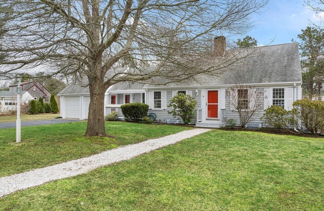 Spacious beautifully renovated home in Falmouth - comfortably sleeps 8.