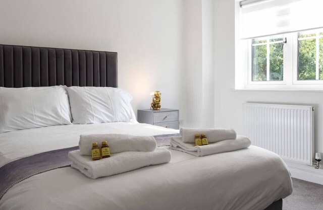 Spacious Bedroom |Own Bathroom|Contractor Friendly