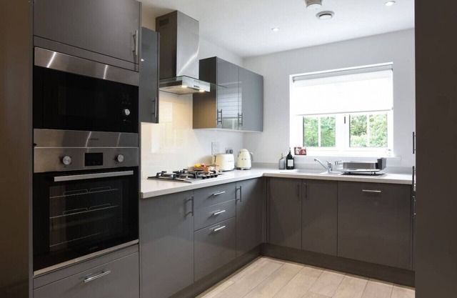 Spacious Bedroom with En-Suite | Contractor Friendly