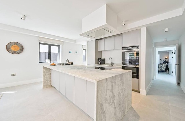 Spacious Boutique House Near Beach and Bars, with Parking