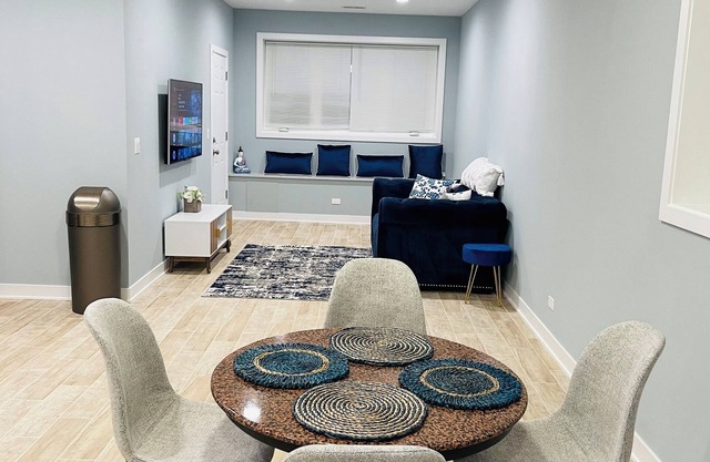 Spacious brand new condo - 15 mins from downtown Chicago! Sleeps 4