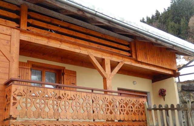 Spacious & bright flat in a chalet opposite the aravis mountain, south oriented