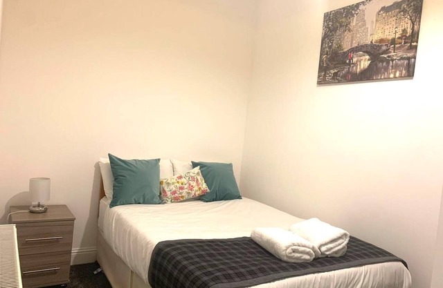 Spacious, bright, 3 bed, Suitable for Long Stays