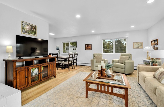 Spacious, bright 5-bedroom in Anchorage with hot tub & great outdoor space!