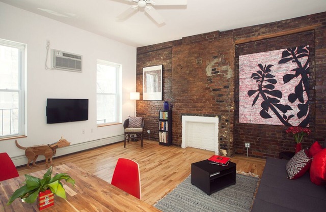 Spacious, Bright Artist Loft:Clean/WiFI/free prking/washr/dryr