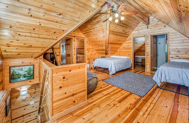 Spacious cabin-style home with deck, near dining, slopes & lake - dog-friendly