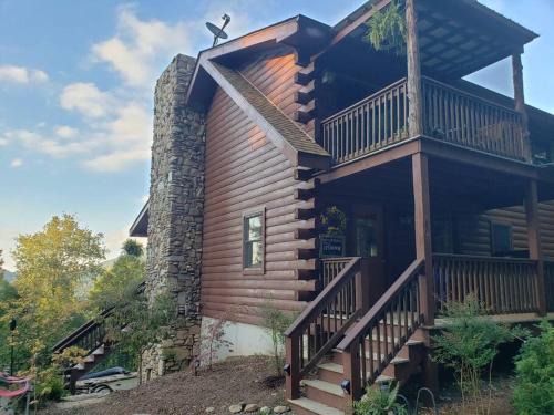 Spacious Cabin with Excellent Views/Hot Tub/Wi-Fi