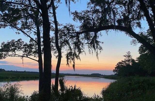 Spacious Carriage House minutes from Charleston