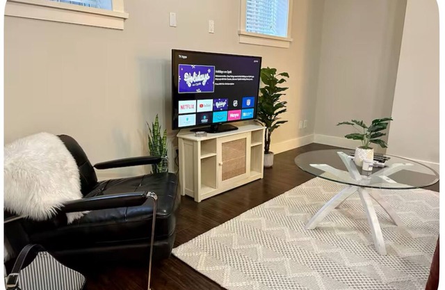 Spacious & Central One Bedroom Apt in Fernwood - 10 min walk to Royal Jubilee!