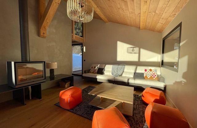 Spacious chalet with jacuzzi, pets allowed and private parking