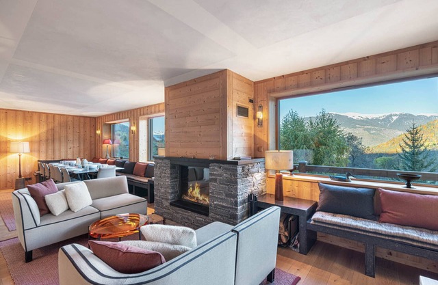 Spacious Chalet for 14 with Sauna, Fireplace, Near Ski Bus