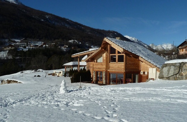 Spacious chalet for families in the French Alps in a sunny location