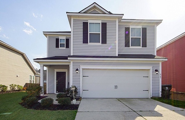 Spacious, charming 2-Story Retreat in Beautiful Summerville – Sleeps 8+