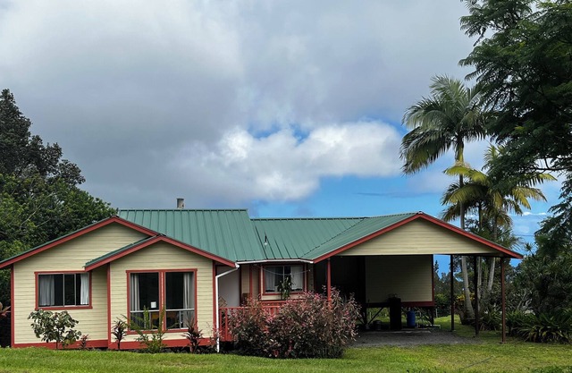Spacious charming private cottage on tropical Coffee Farm with ocean views