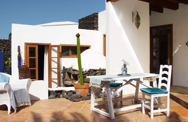 Spacious, charming vacation apartment with private garden in historic FINCA