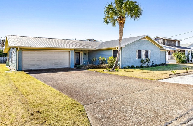 Spacious Coastal Home W/ Gas Grill, Enclosed Yard, Central AC & Full Kitchen!
