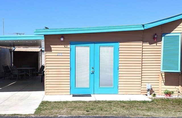 Spacious colorful 2BR/1BA mobile home in Englewood, sleeps 5, 3 miles to beach