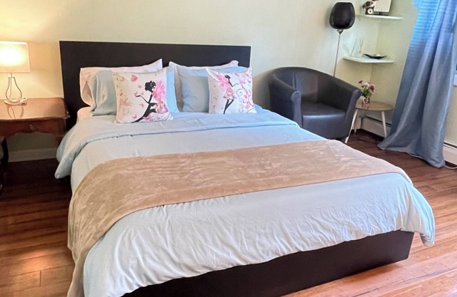 Spacious, comfortable rooms near beach & Newport
