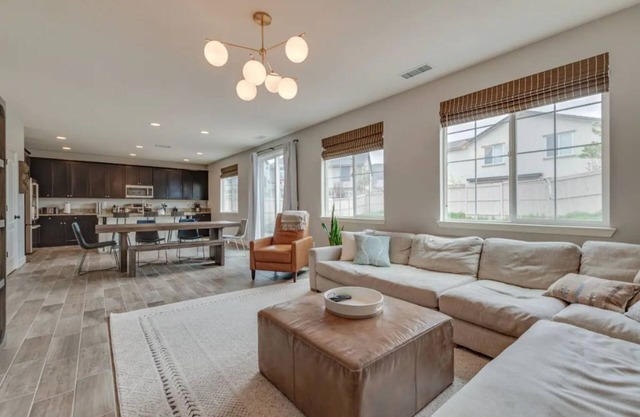 Spacious & Comfy ~ 5★ Location ~ ♛Royal Beds ~ 4BR