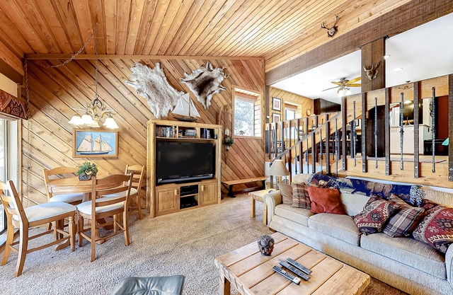 Spacious Condo with Pool & Hot Tub - Close to Huntington Lake & China Peak