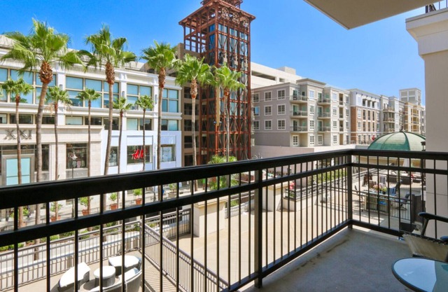 Spacious Corner suite with hardwood floors & private balcony @Americana!