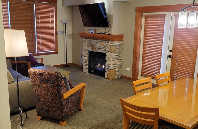Spacious Corner VILLAGE Condo 2BD/2BA #2202 w/Ski-back Trail close to GONDOLA
