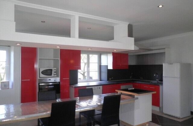 Spacious cottage + garden, parking nearby. landing beach/port