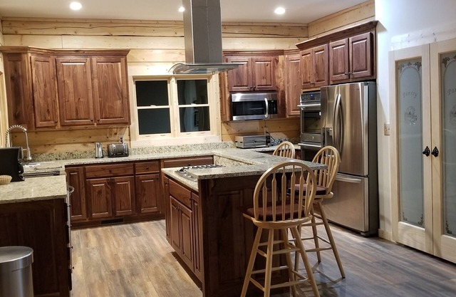 Spacious Cozy custom log home. Pet friendly. nLicense #014946