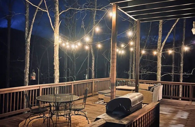 Spacious cozy pet friendly cabin; sleeps 12 close to town! Relax and reconnect