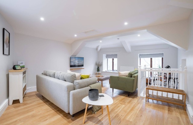 Spacious Detached property with Waterfall View