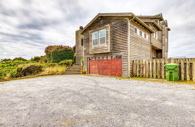 Spacious dog-friendly home w/deck - perfect for family reunions - walk to beach