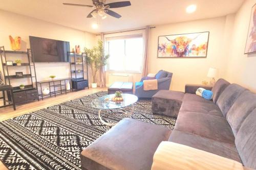 Spacious Downtown Condo Sleeps 4